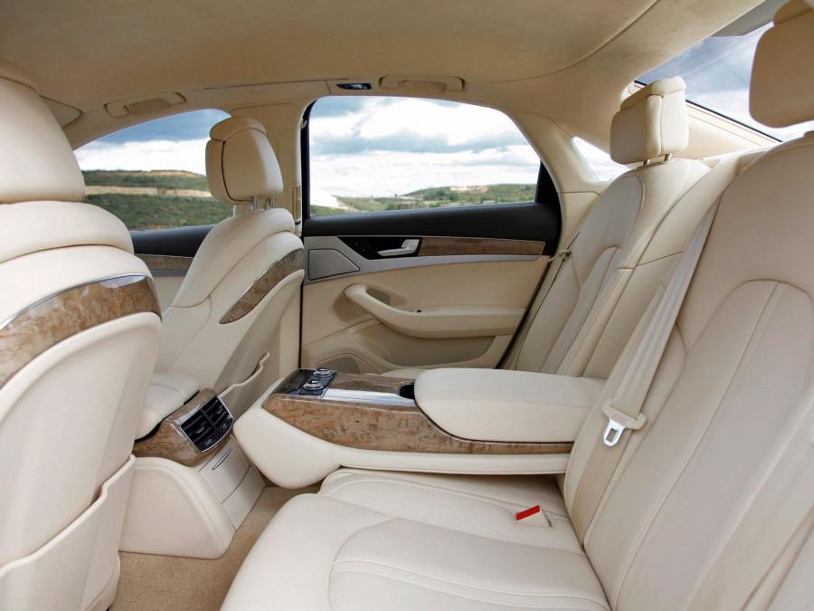 Интерьер Audi A8 4.2 TDI Quattro (D4) 2010 года  (UK) (фото 2 из 12)